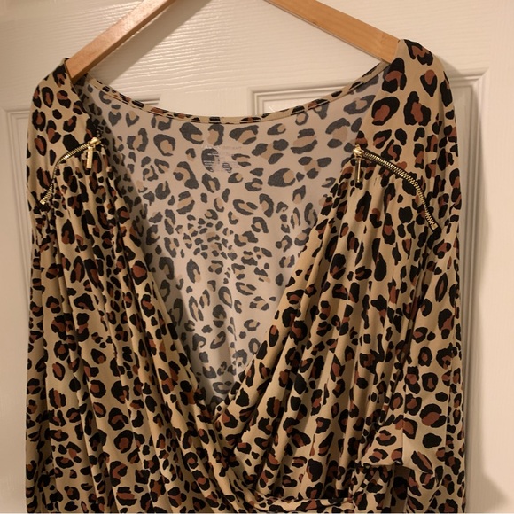 ❌SOLD❌ Lane Bryant (Size 26/28 or 4X) Animal Print Blouse with Zipper Details - Picture 2 of 6